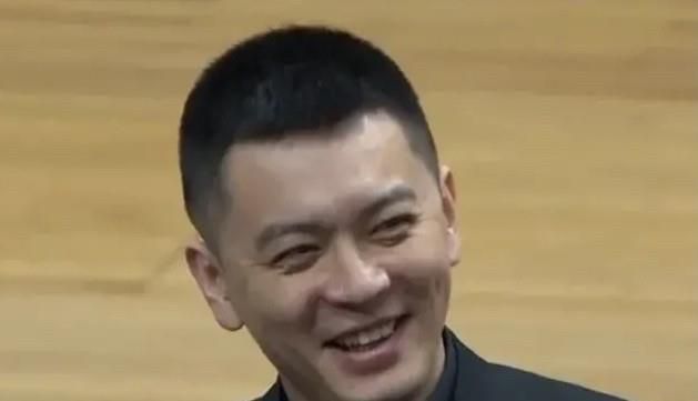 阿姨在丈夫面前转身